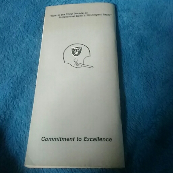 Vintage 1984 Los Angeles Raiders Media Guide - Picture 2 of 2